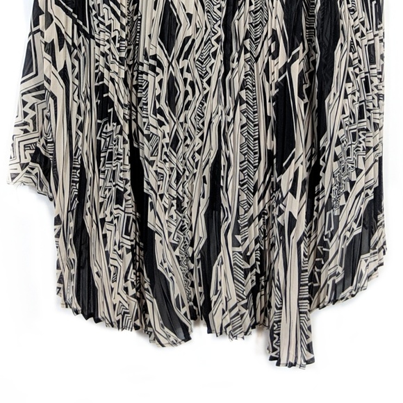 • bcbg max azria • patterned sleeveless blouse - Picture 3 of 8